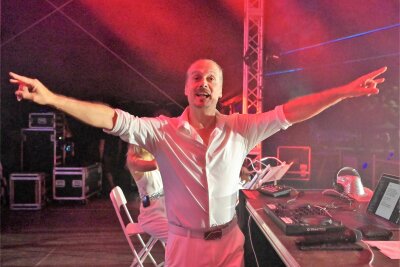 Tanz-Party auf der Waldbühne: Star-DJ Alex Christensen zündet Hit-Feuerwerk im Erzgebirge - Alex Christensen (im Bild) & Friends haben 1.200 Besucher auf der Waldbühne Schwarzenberg begeistert.