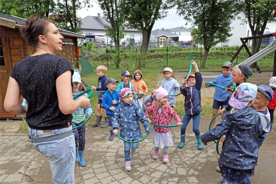 Tanzen als Teil der Konzeption: Blumenkinder aus Oberbobritzsch üben für ihr Sommerfest - Gemeinsam mit den Kindern tanzt Nicole Göhler zum Lied vom Feuerwehrschlauch.