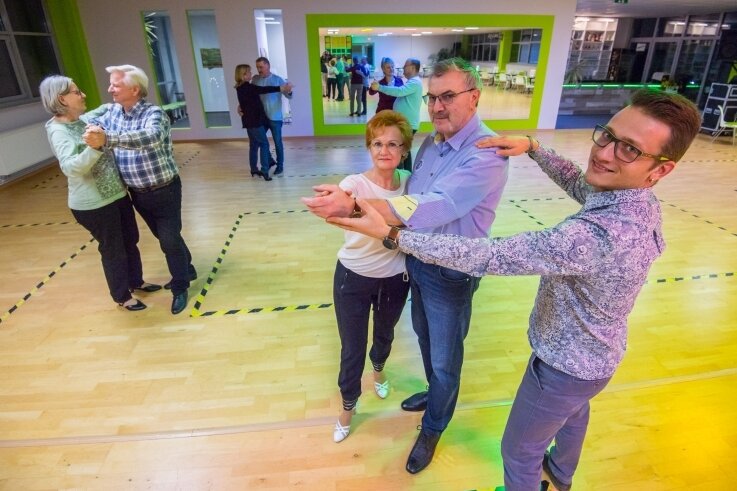 In der Auer Tanzschule Zweitakt wird wieder geübt. Inhaber Hendrik Vogel (rechts) zeigt Barbara und Jens Wüschner (Mitte) die richtige Haltung. 