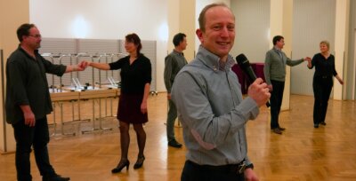 Tanzschulen aus dem Takt geraten - Zu den Tanzkursen für Erwachsene, wie hier im Bürgerhaus Rochlitz, darf Tanzlehrer Mario Müller (vorn) nach aktuell geltenden Coronaregeln nur Geimpfte und Genesene einladen. 