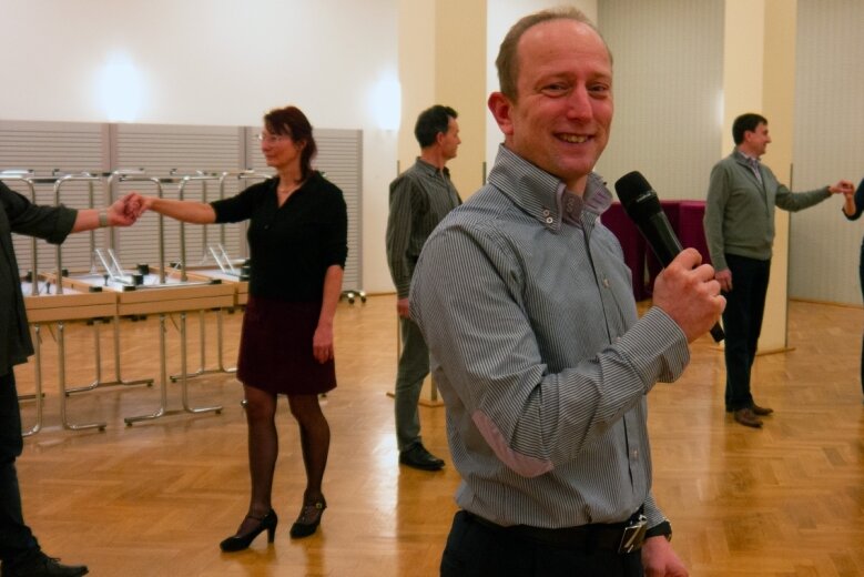 Tanzschulen aus dem Takt geraten - Zu den Tanzkursen für Erwachsene, wie hier im Bürgerhaus Rochlitz, darf Tanzlehrer Mario Müller (vorn) nach aktuell geltenden Coronaregeln nur Geimpfte und Genesene einladen. 