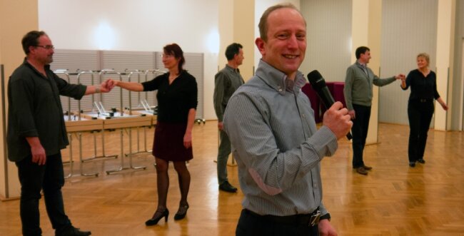 Zu den Tanzkursen für Erwachsene, wie hier im Bürgerhaus Rochlitz, darf Tanzlehrer Mario Müller (vorn) nach aktuell geltenden Coronaregeln nur Geimpfte und Genesene einladen. 
