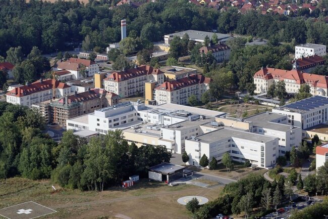 Tariflohn für kommunale Firmen in Zwickau? Geteiltes Echo auf Ratsantrag - Blick auf das Heinrich-Braun-Klinikum. Ob es finanzierbar wäre, allen Beschäftigten Tariflohn zu zahlen, ist umstritten. 