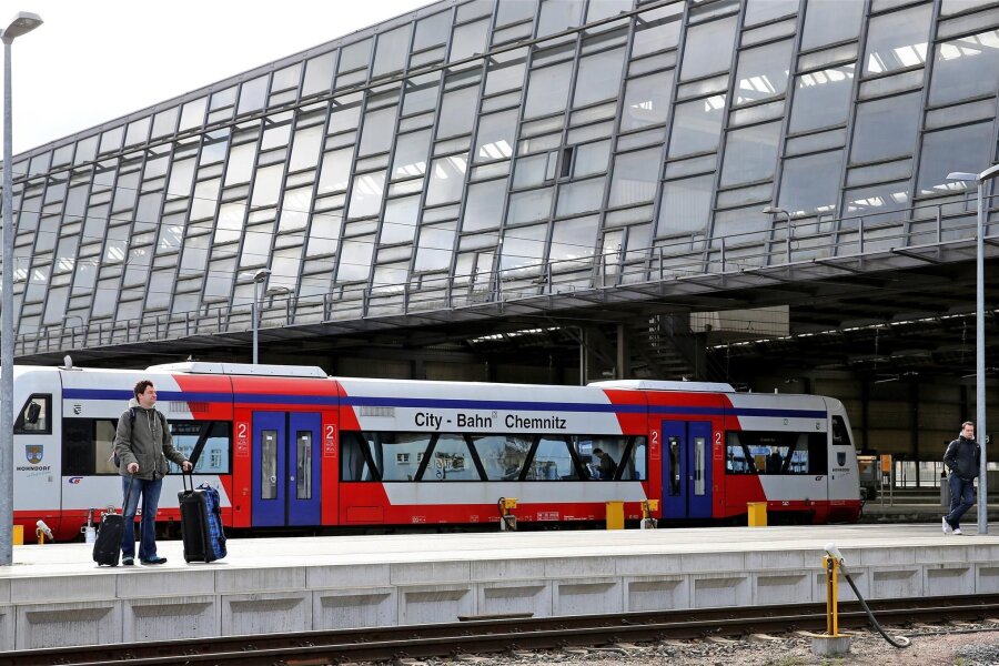 Tarifstreit bei City-Bahn Chemnitz: Unternehmen hofft auf Lösung beim Schülerverkehr - Eine City-Bahn am Chemnitzer Hauptbahnhof.