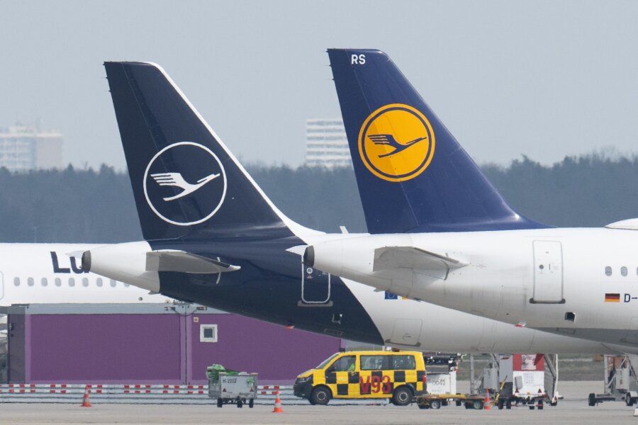 Tarifverhandlungen und Schlichtung bei Lufthansa - Beim Bodenpersonal drohen der Lufthansa unbefristete Streiks. Darüber sollen die Arbeitnehmer abstimmen.