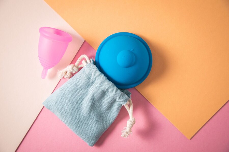 Tasse, Schwamm, Slip: Nachhaltige Periodenprodukte im Check - Fängt das Periodenblut auf, das später im Waschbecken ausgespült wird: die Menstruationstasse.