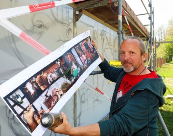 Graffiti-Künstler Tasso aus Meerane hat am Dienstag an der Wohn- und Pflegestätte "Max Schubert" in tierisches Projekt begonnen.