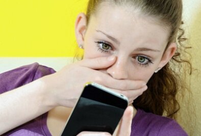Tatort Handy: Was tun bei Online-Mobbing? - Oft ist Jugendlichen das Ausmaß von gefährlichen Inhalten, die per Smartphone verbreitet werden, nicht bewusst. 