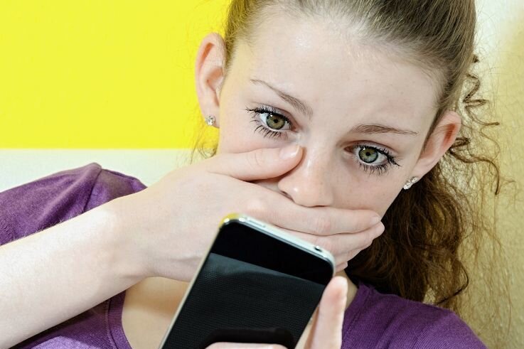 Tatort Handy: Was tun bei Online-Mobbing? - Oft ist Jugendlichen das Ausmaß von gefährlichen Inhalten, die per Smartphone verbreitet werden, nicht bewusst. 