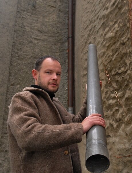 
              <p class="artikelinhalt">Pfarrer Daniel Mögel, hier an der Kirche in Bockendorf, will nach Diebstählen am Gotteshaus die Regenrinnen nur noch mit Kupferfarbe anstreichen. </p>
            