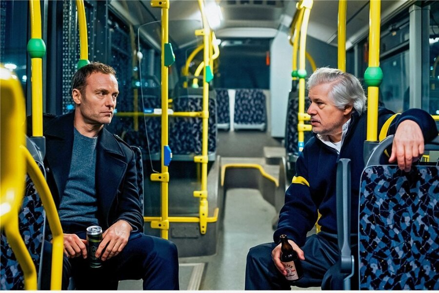Tatort-Kolumne: Arm, aber sexy - Busfahrer Otto Wagner (Peter René Lüdicke, rechts) lädt bei Ermittler Robert Karow (Mark Waschke) seinen Frust ab. 