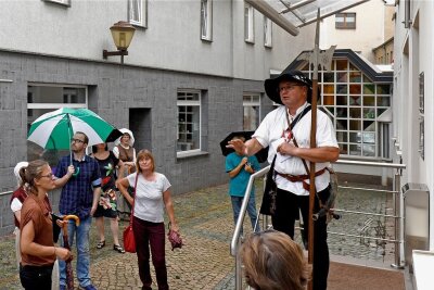 "Tatort Lichtenstein" - Tour zu Orten wo Böses geschah - Christian Brettschneider (rechts) als Lichtensteiner Nachtwächter bei einem Rundgang im Sommer 2020. 