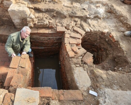 Bei den archäologischen Grabungen auf dem Gebiet der Neuen Johannisvorstadt an der Johanniskirche stießen Grabungsleiter Peter Hiptmair und sein Team auf ein rituelles jüdisches Tauchbad, eine Mikwe. 