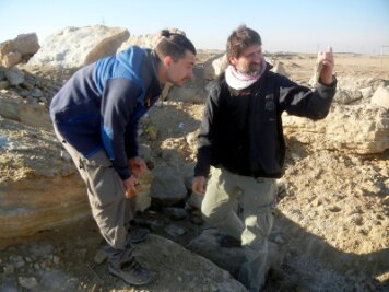 Tauchteam der Bergakademie aus Irak zurückgekehrt - Julius Pätzold (links) und  Thomas Pohl, Leiter des Scientific Diving Center, bei geologischen Untersuchungen im Feld in der Umgebung des Sawa Lake.