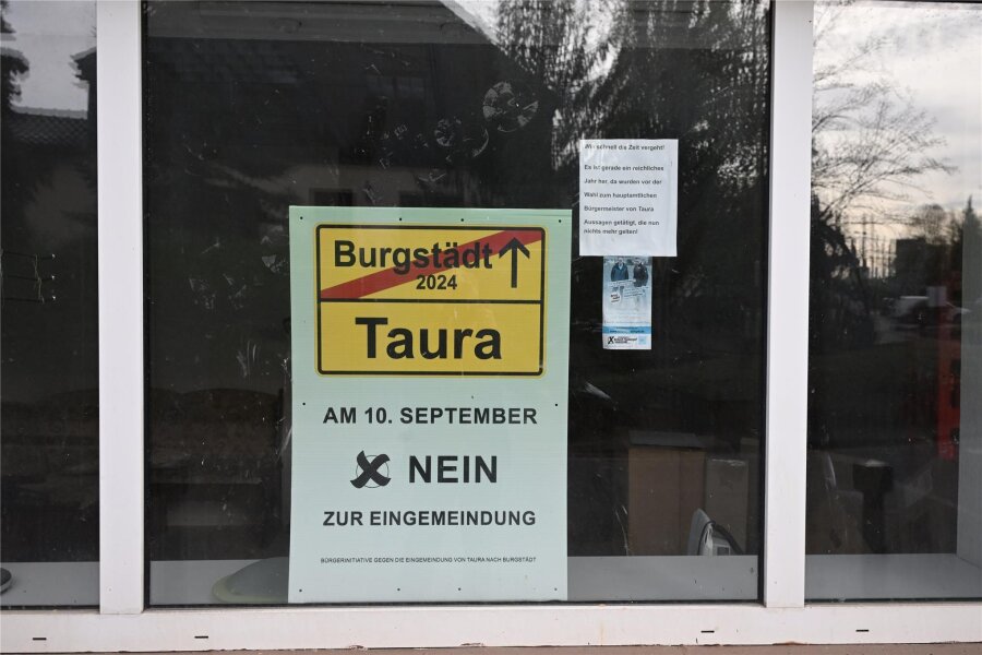 Taura: AfD stellt sich erstmals zur Gemeinderatswahl - Reizthema 2023 in Taura: die mögliche Eingemeindung nach Burgstädt, noch hängt ein Plakat in einem Laden.