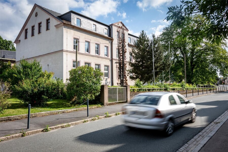 Taura: Aus für Pläne um die „Spaghettischule" - Das Gebäude der ehemaligen Euroschule an der Tauraer Hauptstraße steht seit 2013 leer. Pläne für eine Nachnutzung scheiterten nun am zu hohen Kaufpreis.