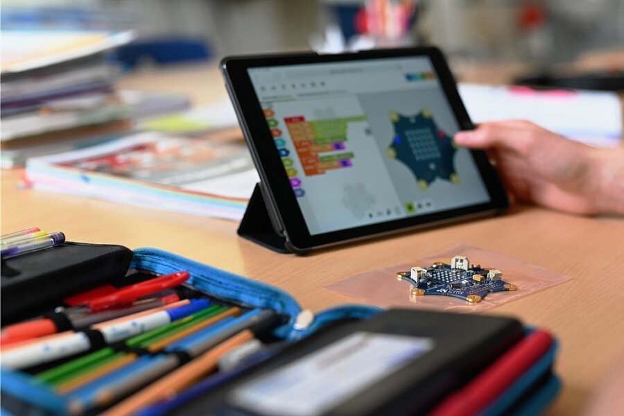 Taura bewirbt sich um Lehrer-Laptops - Ein Schüler arbeitet mit einem Tablet. In der Tauraer Schule wird auch auf mobile Technik gesetzt. 