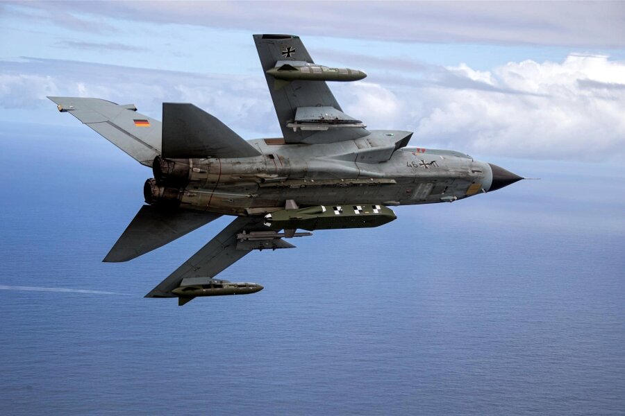 Taurus-Raketen: Kanzler liegt falsch mit seinem Nein - Die von der Bundeswehr herausgegebene Aufnahme zeigt einen Kampfjet Tornado,  bestückt mit dem Lenkflugkörper Taurus.