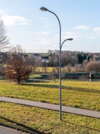 Tauschaer fordern anderen Standort für neuen Sendemast - Hier, im Bereich der Grünfläche neben dem Regenrückhaltebecken im Gewerbegebiet Tauscha, soll der Mobilfunkmast gebaut werden. 