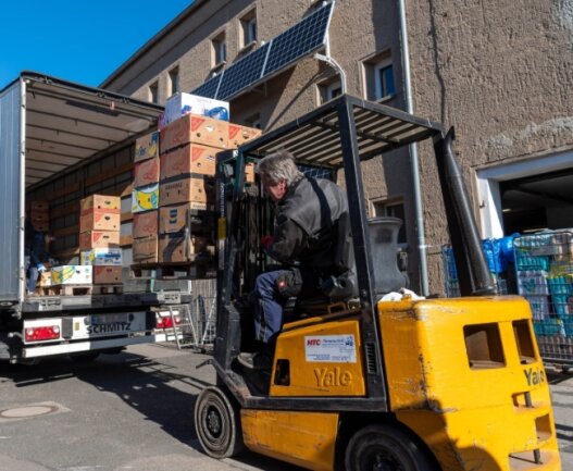 Tauschaer schicken Hilfsgüter in Ukraine - Ein Mitarbeiter schiebt mit einem Gabelstapler Paletten voller Hilfsgüter auf die Ladefläche. In Summe passen an die 1500 Bananenkisten hinein.