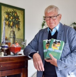 Tausend deutsche Seiten - Großvater Günter Paulus mit seinen Büchern in Fraureuth.