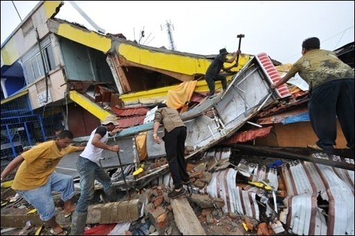 Tausende Beben-Tote auf Sumatra befürchtet - Das indonesische Gesundheitsministerium befürchtet, dass auf der Insel Sumatra mehrere tausend Erdbeben-Tote zu beklagen sind. In der Großstadt Padang wurden zahlreiche Gebäude zerstört.