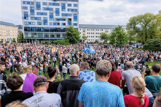 Tausende bei Protest in Plauen am Sonntag erwartet: Wer steckt dahinter? - Laut Polizei rund 2500 Menschen folgten am 28. August dem Protestaufruf des Forums für Demokratie und Freiheit in Plauen. Für Sonntag ist nun eine weitere Kundgebung geplant. 