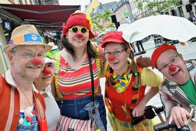 Tausende Besucher bei Hutfestival in Chemnitz: Lachen, Lust und Lebensfreude - Die Klinik-Clowns der Praxis Kullernase mischten sich unter die Besucher und sorgten für jede Menge gute Laune. 