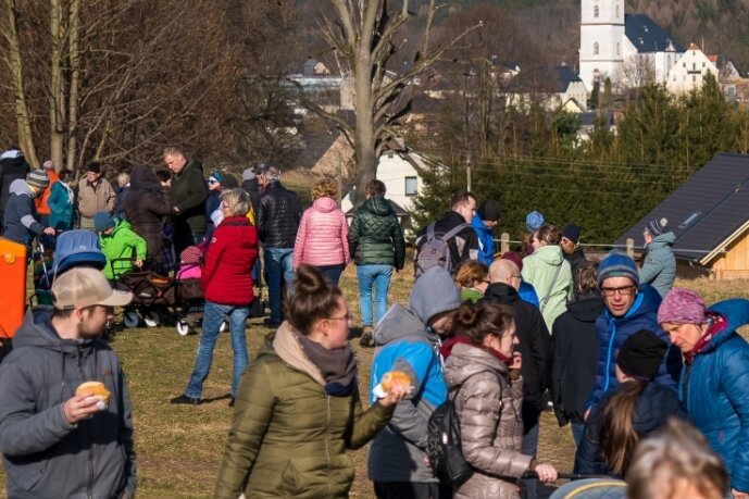 Tausende Besucher zieht es nach Drebach - Tausende Menschen nutzten das Wochenende, um die Krokuswiesen in voller Blüte zu sehen. 