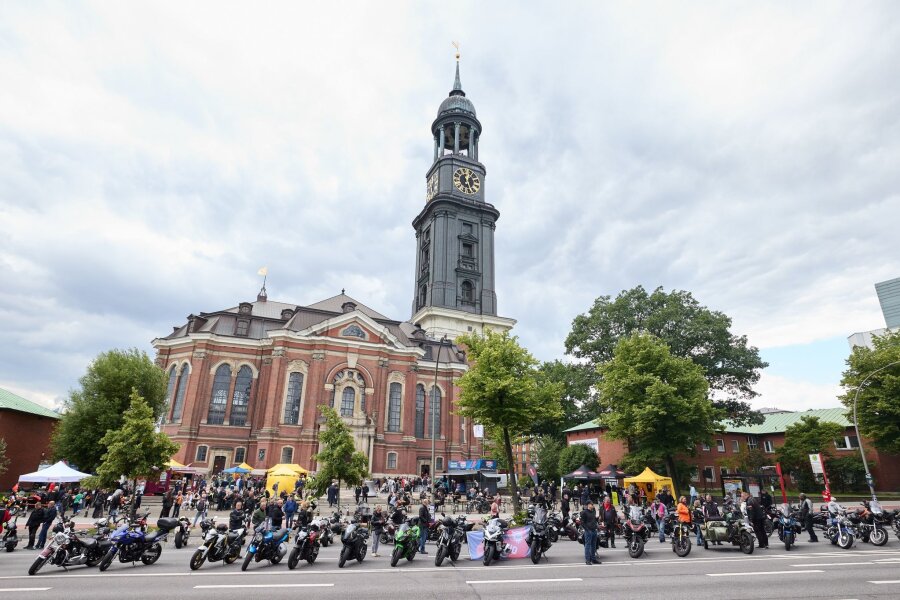 Tausende Biker beim Motorrad-Gottesdienst - Motorräder auf der Ludwig-Erhard-Straße vor der Hauptkirche St. Michaelis (Michel) in Hamburg.