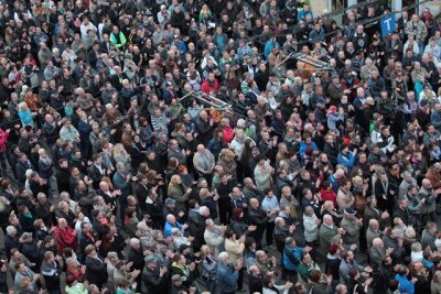 Tausende demonstrieren am Sonntagabend in Plauen - 4000 Vogtländer sind am Sonntag laut Polizeiangaben dem Aufruf der Plauener Protestvereinigung "Wir sind Deutschland" (WsD) zur Demonstration gefolgt.