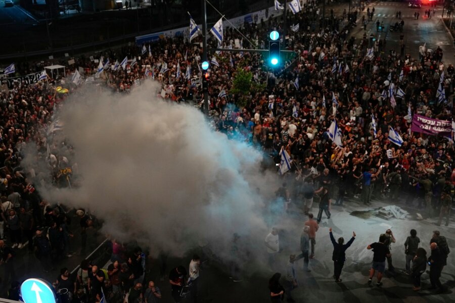 Tausende demonstrieren in Israel für Geisel-Abkommen - Angehörige und Unterstützer der israelischen Geiseln fordern bei einer Demonstration in Tel Aviv ihre Freilassung.