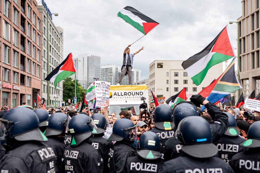 Tausende demonstrieren zum Palästinenser-Gedenktag Nakba - Die propalästinensische Demonstration "Palestine will be free" in Berlin.