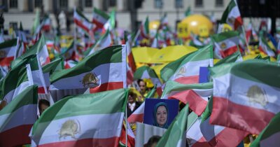 Tausende Exil-Iraner demonstrieren in Berlin - Mehrere Tausend Menschen demonstrieren in Berlin gegen die klerikale Führung im Iran.