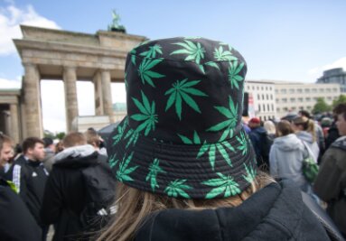 Tausende feiern Cannabis-Legalisierung - Tausende Menschen feierten am Brandenburger Tor bei der Kundgebung und dem Fest zur Legalisierung von Cannabis.
