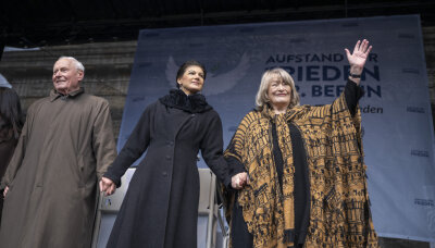 Berlin: Oskar Lafontaine (l-r), Sahra Wagenknecht (Die Linke) und Alice Schwarzer, Frauenrechtlerin, stehen beim Abschluss der Demonstration auf der Bühne. Am Brandenburger Tor in Berlin haben sich mehrere Tausend Menschen zu einer Kundgebung für Verhandlungen mit Russland im Ukraine-Krieg versammelt.