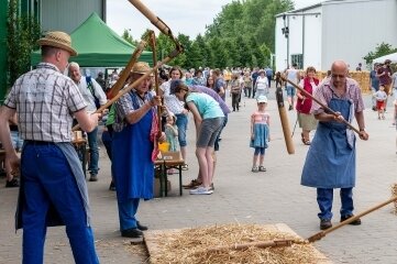 Tausende Gäste auf Hoffest in Naundorf - Welch harte Arbeit die Landwirtschaft einst war, erfuhren die Gäste beispielsweise durch Vorführungen der Dreschflegelgruppe aus Drehbach. 