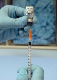 Tausende Impfungen fällig: "Für DRK und Ärzte nicht zu schaffen" - Die Voraussetzungen für zwei bis drei größere Impfstellen sollen jetzt im Vogtland geschaffen werden. 
