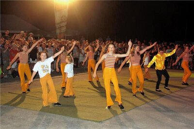 Tausende Menschen strömen zum Strand- und Laternenfest an die Talsperre Pöhl - Natürlich fehlten auch die Formationen des Jocketaer Carnevalsvereins JCC nicht im gut halbstündigen Tanzprogramm.