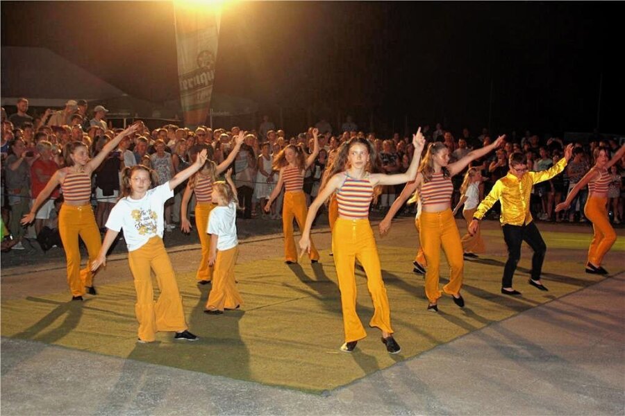 Tausende Menschen strömen zum Strand- und Laternenfest an die Talsperre Pöhl - Natürlich fehlten auch die Formationen des Jocketaer Carnevalsvereins JCC nicht im gut halbstündigen Tanzprogramm.