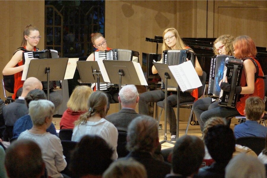 Tausende Musiktalente kommen 2023 nach Zwickau - 2014 fand in Zwickau bereits ein Landesfinale von "Jugend musiziert" statt. Das Bild zeigt ein Akkordeonquintett beim Vorspiel.