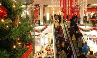 Tausende nutzen verkaufsoffenen Sonntag - 
              <p class="artikelinhalt">Auch am Sonntag zum vierten verkaufsoffenen Sonntag in Zwickau waren die Arcaden sowie andere Geschäfte gut besucht. Gedränge herrschte ebenfalls auf dem Weihnachtsmarkt. </p>
            