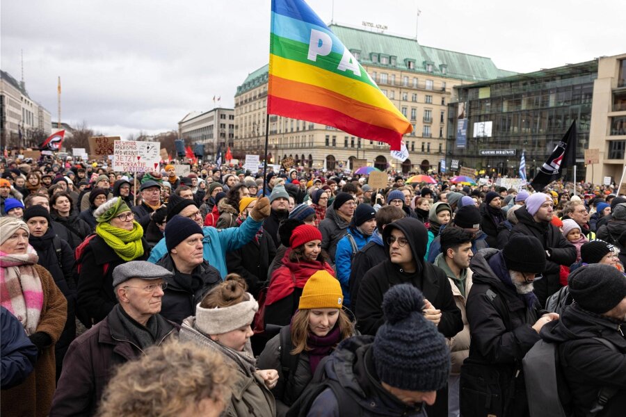 Tausende protestieren gegen Rechtsextremismus und die AfD - Für die Verteidigung der Demokratie und gegen die AfD haben am Sonntag in Berlin laut Veranstalter 25.000 Menschen demonstriert.