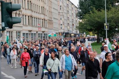 Tausende Teilnehmer bei Protest-Aufzug in der Chemnitzer Innenstadt - Geschätzt 2000 Teilnehmer nahmen am Montag an einem Protestaufzug in Chemnitz teil.