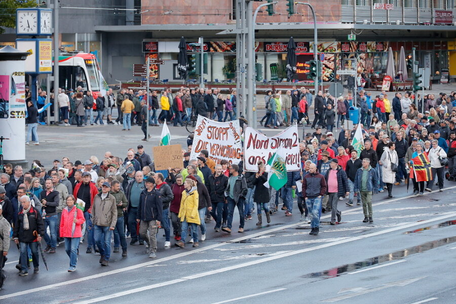 Tausende Teilnehmer bei Protesten in Sachsen - 2500 Menschen sind am Montag durch Chemnitz gezogen.
