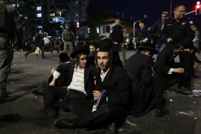 Tausende ultraorthodoxe Juden protestieren gegen Wehrpflicht - Die strengreligiösen Männer protestieren dagegen, dass auch sie zum Dienst an der Waffe verpflichtet werden.