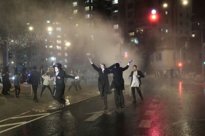 Tausende ultraorthodoxe Juden protestieren gegen Wehrpflicht - Bei den Protesten kommt es zu Zusammenstößen mit der Polizei.