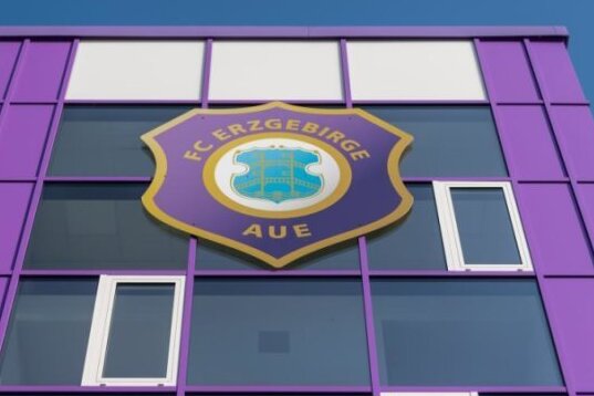 Tausende von Zuschauern beim Spiel Erzgebirge Aue gegen FC Magdeburg erlaubt - 
