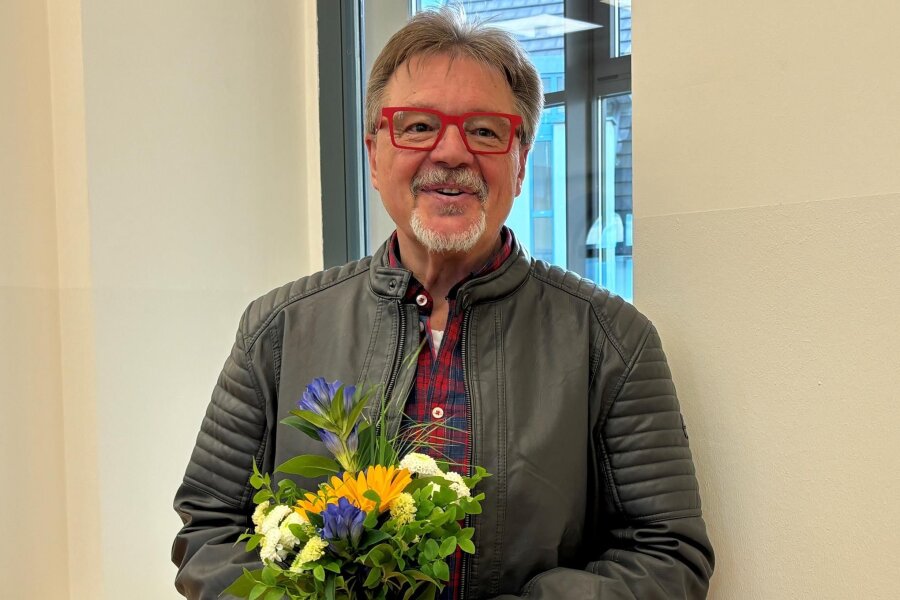 Tausendsassa plant Energie-Tag auf dem Reichenbacher Markt - Werner Heidemann mit dem Blumenstrauß des Monats.