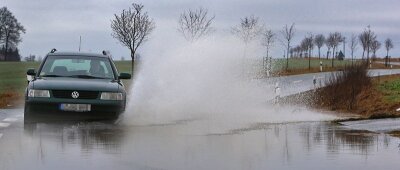 Tauwetter: Straßen in der Region überflutet - Tauwetter hat im Zwickauer Land zur Überflutung der Straße zwischen Glauchau und Schönberg geführt